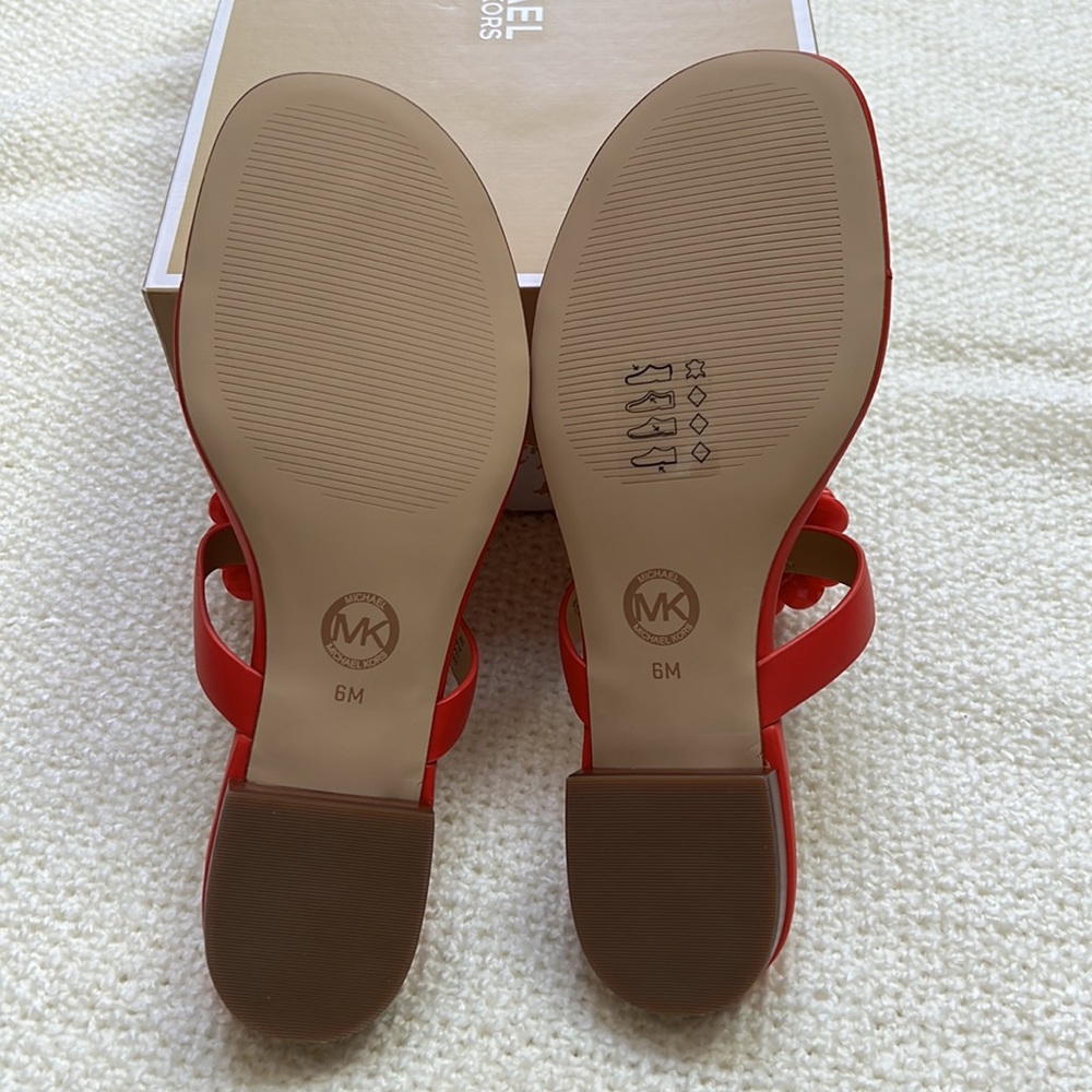 🆕 MICHAEL KORS Dalia Flat Sandals Thongs Sea Coral Leather Flower Charm … - Picture 4 of 7